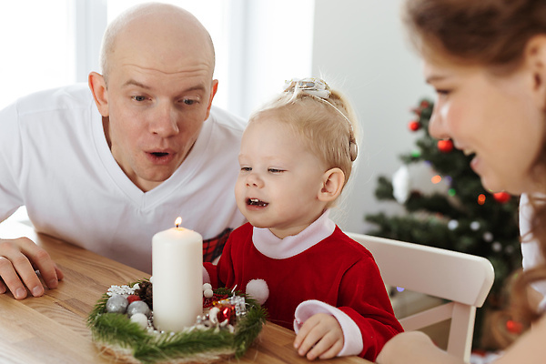포토 JPG 해외이미지 백인 응시 여자 남자 크리스마스 의자 초 가족 휴가 앉기 상반신 성인 앞모습 옆모습 세명 아기 해외202309 해외포토 서양인 시선 기념일 뷰포인트 가구 관계 모션 사람 파일형식