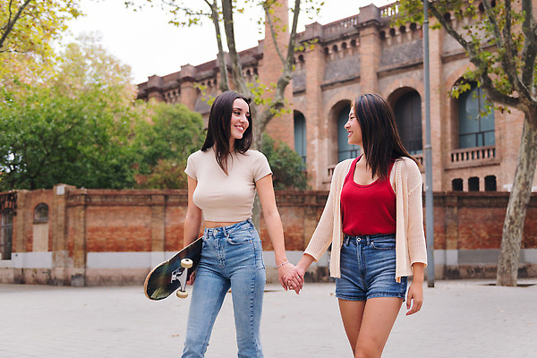 포토 JPG 해외이미지 백인 라이프스타일 커플 여자 행복 2 데이트 함께함 관리 사랑 미소 사람 동양인 성인 야외 두명 10대 가로 친구 걷기 중국 우정 기쁨 스케이트 잡기 도시 스케이트보드 유혹 카피스페이스 해외202309 해외포토 서양인 감정 아시아 스포츠용품 컨셉 관계 모션 청소년 표정 인종 생활 공백 보드_스포츠 파일형식