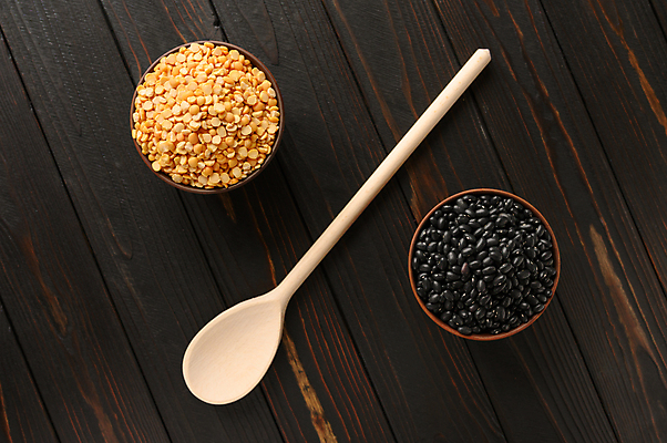 포토 JPG 해외이미지 그릇 곡류 건조 건강 사람없음 숟가락 검은콩 나무배경 해외202309 해외포토 식기 백그라운드 콩 수저 파일형식