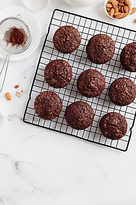 포토 JPG 해외이미지 그릇 접시 사람없음 채망 대리석 머핀 아몬드 핸드메이드 식힘망 해외202309 해외포토 식기 빵 재료 주방용품 주방도구 견과류 제빵도구 파일형식