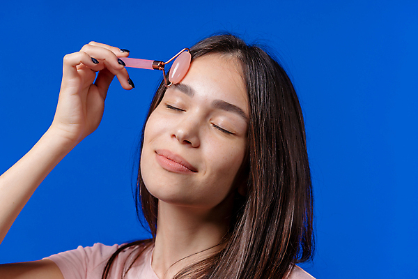 포토 JPG 해외이미지 백인 모델 웰빙 여자 얼굴 백그라운드 휴식 주택 건강 한명 사람 성인 치료 뷰티 스파 화장품 공구 마사지 피부 피부관리 롤러 스킨케어 테라피 내추럴 순서 돌봄 리프팅 바디케어 해외202309 해외포토 서양인 1 컨셉 의학 모션 건물 신체부위 도구 파일형식