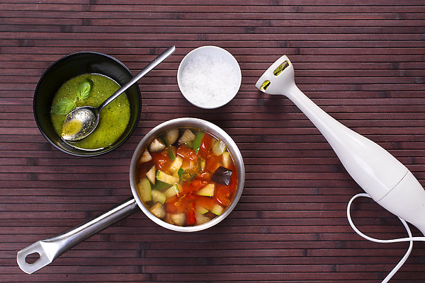 포토 JPG 해외이미지 전통 접시 음식 백그라운드 다이어트 토마토 채소 양파 치즈 콩 건강 마늘 요리 사람없음 목재 빨간색 초록색 숟가락 식사 이탈리아 당근 프랑스 흰색 사발 수프 지중해 먹기 속도 완두콩 레시피 시금치 바질 쉬운 주키니 주키니호박 채식주의자 맛있는 페스토 해외202309 해외포토 나무 식기 유럽 바다 컬러 재료 모션 유제품 곡류 뿌리채소 수저 사기그릇 소스_음식 채식 파일형식