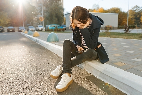 포토 JPG 해외이미지 라이프스타일 응시 여자 행복 감정 백그라운드 인터넷 모바일 거리 세포 한명 사람 성인 10대 스마트폰 핸드폰 뷰티 유행 맑음 타이핑 잡기 도시 네트워크 메시지 스마트 문자메시지 소셜 해외202309 해외포토 1 시선 컨셉 모션 청소년 날씨 생활 전자제품 스마트기기 파일형식