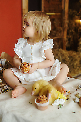 포토 JPG 해외이미지 전신 백인 여자 탁자 부활절 오리 한명 들기 앉기 앞모습 아기 머핀 여자아기한명만 해외202309 해외포토 서양인 1 기념일 빵 뷰포인트 가구 모션 조류 사람 여자한명만 여자아기만 파일형식