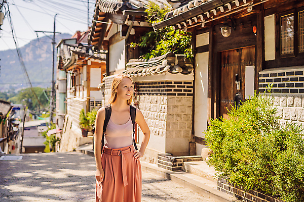 포토 JPG 해외이미지 서양인 여자 여행 허리손 거리 한국 한명 성인 야외 계단 전선 대문 풀숲 한옥마을 북촌 성인여자한명만 해외202309 해외포토 외국인 1 아시아 포즈 한옥 서울 사람 문 마을 숲 여자한명만 성인여자만 파일형식