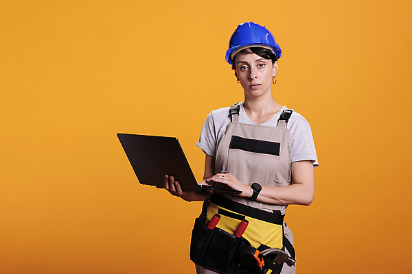 포토 JPG 해외이미지 여자 한명 상반신 성인 앞모습 노트북 타이핑 안전모 건축가 건축업자 성인여자한명만 해외포토 직업 1 건축 뷰포인트 사람 전자제품 헬멧 안전장비 여자한명만 성인여자만 파일형식