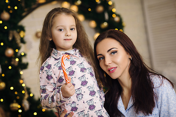 포토 JPG 해외이미지 나무 백인 라이프스타일 딸 행복 어린이 크리스마스 겨울 가족 엄마 휴가 새해 선물 사람 두명 방 축하 해외202309 해외포토 서양인 식물 계절 기념일 감정 컨셉 관계 생활 파일형식