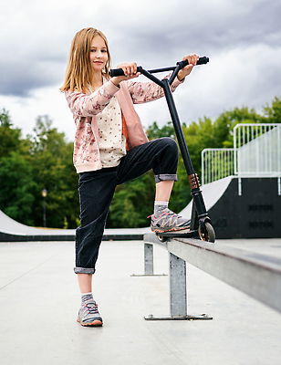 포토 JPG 해외이미지 백인 라이프스타일 공원 여자 행복 스포츠 교통시설 거리 한명 안전 사람 경사 야외 10대 기쁨 운전 에너지 스케이트 스쿠터 도시 스케이트보드 승차 속도 에코 페니 해외202309 해외포토 서양인 1 공공시설 감정 스포츠용품 교통 모션 청소년 생활 환경 동전 오토바이 보드_스포츠 시설 파일형식