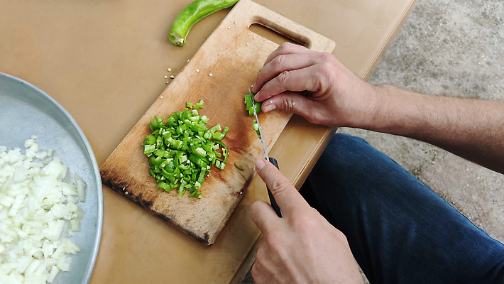 포토 JPG 해외이미지 접시 남자 음식 채소 탁자 양파 도마 관리 요리 사람 사람없음 야외 목재 초록색 소풍 샐러드 흰색 신선 칼 자르기 준비 유기농 만들기 후추 방법 채식주의자 해외202309 해외포토 나무 식기 웰빙 컬러 가구 재료 모션 주방용품 야외활동 향신료 채식 파일형식