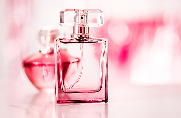 포토 JPG 해외이미지 분홍색 백그라운드 유리 사람없음 고급 향수 보케 향수병 해외202309 해외포토 컬러 컨셉 재질 화장품 병_담는 파일형식