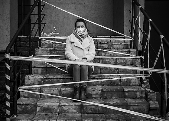 포토 JPG 해외이미지 백인 1 라이프스타일 유럽 리본 얼굴 여행 백그라운드 거리 프레임 건강 경고 가면 한명 사람 야외 여행객 고통 환자 금지 흰색 도시 바이러스 보호 질병 사인 보안 감염 전염병 해외202309 해외포토 서양인 감정 나라 컬러 컨셉 의학 안전 생활 신체부위 파일형식