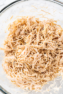 포토 JPG 해외이미지 음식 육류 요리 사람없음 치킨 사발 준비 만들기 레시피 무생채 해외202309 해외포토 식재료 모션 사기그릇 닭고기요리 파일형식