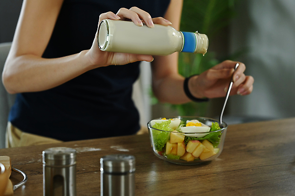 포토 JPG 해외이미지 여자 조각 채소 단면 한명 들기 상반신 성인 샐러드 붓기 사과 유리그릇 삶은계란 후추통 건강식 소금통 성인여자한명만 식단관리 해외202309 해외포토 1 그릇 음식 과일 모션 유리 사람 계란 계란요리 양념통 여자한명만 성인여자만 파일형식