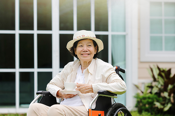 포토 JPG 해외이미지 1 라이프스타일 여자 노년 행복 할머니 태국 아침 조개 휴식 주택 한명 사람 앉기 동양인 잔디 야외 햇빛 건강관리 정원 중국 침묵 환자 커피잔 은퇴 휠체어 테라피 뒤뜰 옛날 조부모 해외202309 해외포토 주간 식물 감정 아시아 커피 컨셉 의학 가족 모션 어패류 잔 건강 관리 인종 성인 건물 생활 태양 뷰티 소리 파일형식