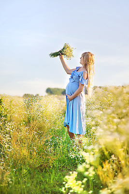 포토 JPG 해외이미지 백인 배너 옷 여자 꽃 행복 꽃무늬 밭 신체 가족 자연 엄마 건강 사랑 한명 사람 성인 야외 뷰티 유행 귀여움 맑음 임신 기쁨 흰색 아기 예측 데이지 태교 캐모마일 카피스페이스 해외202309 해외포토 서양인 식물 1 감정 컬러 컨셉 무늬 농업 관계 날씨 공백 허브 생태계 파일형식