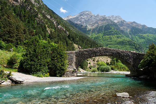 포토 JPG 해외이미지 나무 전통 공원 유럽 여행 백그라운드 잎 자연 하늘 산 국립공원 사람없음 야외 초록색 물 강 컬러풀 환경 계곡 봄 폭포 황무지 중세 스페인 숲 언덕 아라곤 내추럴 전국 해외202309 해외포토 자연요소 식물 계절 공공시설 나라 컬러 역사 생태계 파일형식