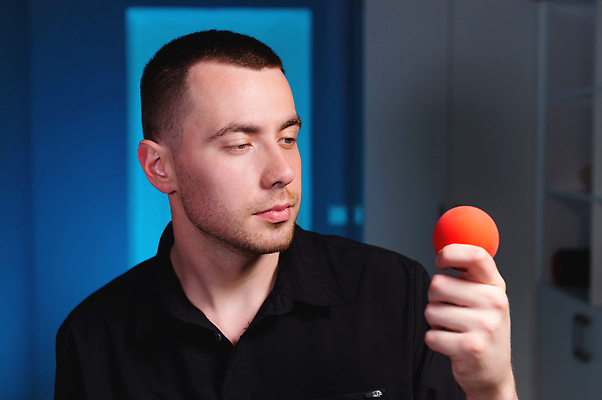 포토 JPG 해외이미지 모양 백인 응시 남자 백그라운드 유니폼 공 휴식 실내 건강 한명 사람 성인 치료 장난감 약 방 장비 흰색 마사지 원형 오브젝트 고무 테라피 물리치료 물리치료사 여의주 재활 치료사 안락 해외202309 해외포토 도형 서양인 직업 1 시선 옷 컬러 컨셉 의학 내부 뷰티 파일형식