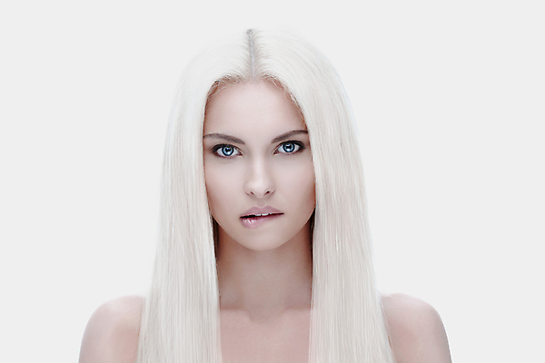 포토 JPG 해외이미지 백인 모델 1 응시 얼굴 백그라운드 컨셉 아이디어 실내 건강 한명 사람 성인 청춘 금발 뷰티 머리 유행 화장품 흰색 신선 플라스틱 피부 입술 만족 피부관리 문제 해결 돌봄 완벽 노화 해외202309 해외포토 서양인 헤어스타일 시선 감정 컬러 모션 재질 내부 신체부위 파일형식