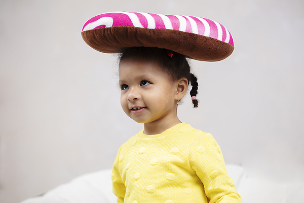 포토 JPG 해외이미지 모자 1 라이프스타일 딸 행복 얼굴 어린이 흑인 컨셉 베개 왕관 한명 미소 사람 뷰티 표현 아기 유머 도넛 달콤 작음 부드러움 착용 해외202309 해외포토 서양인 잡화 감정 가족 침구 디저트 표정 생활 신체부위 감각 맛 크기 파일형식