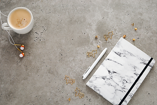 포토 JPG 해외이미지 디자인 커피 백그라운드 장신구 탁자 아침 주택 직장 사람없음 컵 펜 우주 쪽지 업무 작업실 계획 작가 책상 따뜻한음료 콘크리트 플랫레이 해외202309 해외포토 주간 직업 식기 음료 가구 컨셉 회사 건물 필기구 작업 플랫 파일형식