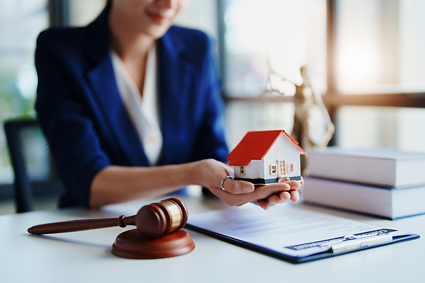 포토 JPG 해외이미지 여자 비즈니스 부동산 주택 한명 들기 상반신 성인 앞모습 책 모형 거래 중개인 계약 문서 의사봉 계약서 정의의여신상 성인여자한명만 해외202309 해외포토 직업 1 뷰포인트 모션 사람 건물 재산 여신상 여자한명만 성인여자만 파일형식