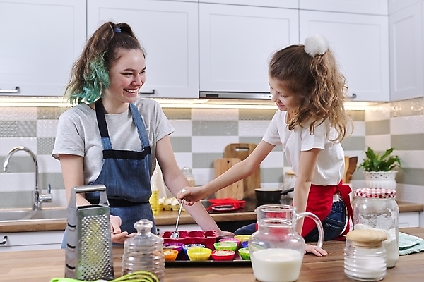 포토 JPG 해외이미지 서양인 여자 어린이 함께함 요리 상반신 두명 앞모습 10대 주방 앞치마 우유 자매 홈베이킹 머핀 머핀틀 여자만 해외202309 해외포토 외국인 빵 뷰포인트 컨셉 가족 청소년 유제품 사람 제빵 파일형식