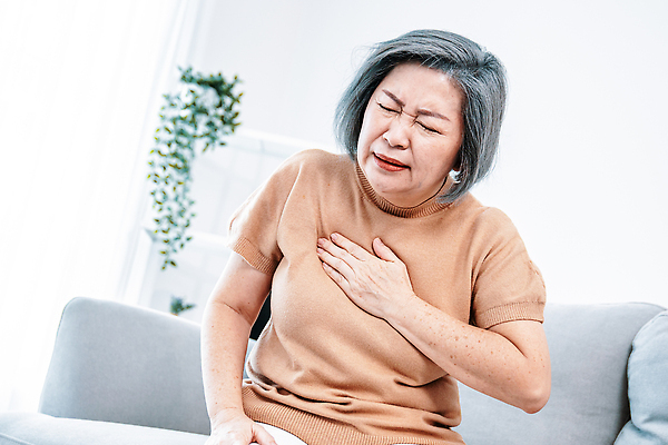 포토 JPG 해외이미지 여자 노년 한명 동양인 상반신 앞모습 건강관리 고통 찡그림 질병 가슴통증 노인여자한명만 해외202309 해외포토 1 감정 뷰포인트 의학 표정 건강 관리 사람 인종 성인 여자한명만 노인여자만 파일형식