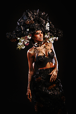 포토 JPG 해외이미지 꽃 얼굴 패턴 신체 검은배경 창조 미술 한명 빛 뷰티 유행 검은색 어둠 페인트 립스틱 입 선탠 눈썹 속눈썹 입술 질감 광택 숯 석탄 스타일 해외202309 해외포토 식물 1 컬러 백그라운드 무늬 문화예술 사람 신체부위 화장품 파일형식