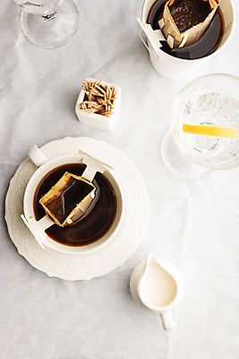 포토 JPG 해외이미지 종이 커피 음료 가방 아침 콩 사람없음 컵 물 갈색 유행 검은색 카페 젖음 흐름 머그컵 신선 뜨거움 붓기 떨어짐 아침식사 상품 굽기 아로마 팩 향 패키지 카페테리아 에스프레소 내추럴 따뜻한음료 순간 아라비카 양조 카페인 필터 맛있는 해외202309 해외포토 주간 자연요소 식기 잡화 컬러 컨셉 모션 곡류 상점 식사 화장품 구이 파일형식