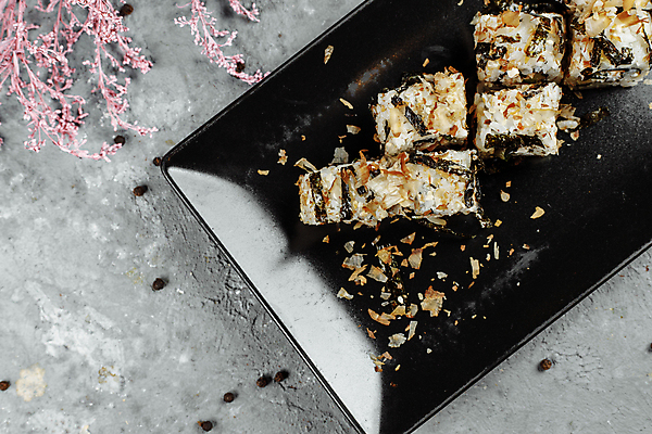 포토 JPG 해외이미지 전통 접시 아시아 음식 백그라운드 패턴 다이어트 채소 밥 오이 새우 샌드위치 건강 어류 요리 동양인 사람없음 빨간색 초록색 세트 식당 일본 식사 저녁식사 초밥 회 신선 해조류 플랫 참치 장어 해산물 속도 날것 롤 연어 아보카도 점심식사 고립 캐비아 많음 맛있는 해외202309 해외포토 식기 나라 컬러 컨셉 무늬 과일 식재료 갑각류 인종 상점 수중동물 해양식물 일본음식 파일형식