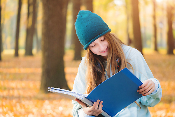 포토 JPG 해외이미지 주간 여자 단풍 낙엽 청소년 한명 웃음 상반신 야외 앞모습 10대 책 학습 독서 십대여자한명만 해외202309 해외포토 자연요소 1 교육 뷰포인트 잎 표정 사람 여자한명만 십대여자만 파일형식