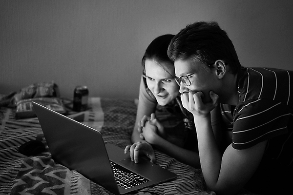 포토 JPG 해외이미지 학생 응시 여자 행복 청소년 휴식 주택 사랑 안전 소년 두명 10대 캐주얼 노트북 컴퓨터 믿음 흰색 필름 손목시계 영화 감염 나쁜 거짓말 고립 코로나바이러스 해외202309 해외포토 시선 옷 남자 감정 어린이 시계 컬러 컨셉 장신구 문화예술 사람 건물 전자제품 바이러스 파일형식