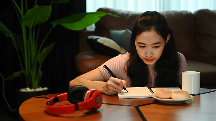 포토 JPG 해외이미지 접시 여자 잎 한명 동양인 상반신 성인 책 소파 독서 헤드셋 머그컵 기록 도넛 책상 스프링노트 성인여자한명만 해외202309 해외포토 식물 1 식기 음향기기 가구 의자 디저트 사람 인종 컵 헤드폰 공책 여자한명만 성인여자만 파일형식