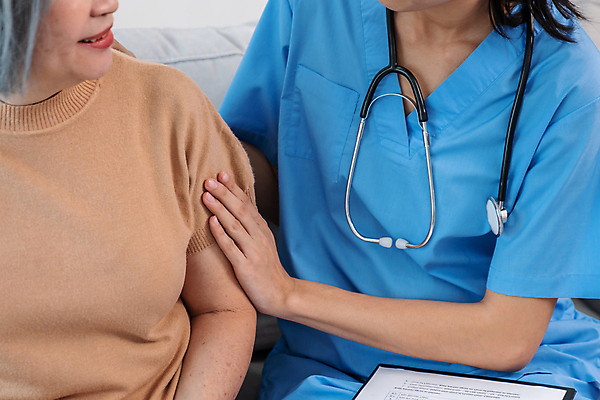 포토 JPG 해외이미지 여자 노년 행복 할머니 청진기 병원 앉기 동양인 상반신 성인 두명 옆모습 마주보기 건강관리 환자 간호사 서류판 여자만 어깨에손 해외202309 해외포토 감정 뷰포인트 의학 의료기기 모션 건강 관리 사람 인종 사무용품 의료진 파일형식