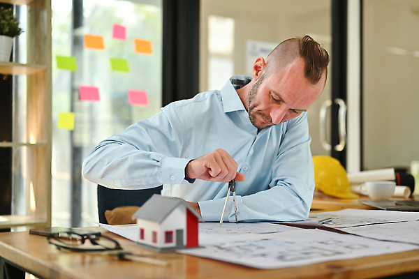 포토 JPG 해외이미지 남자 안경 한명 상반신 성인 설계도 그리기 컴파스 건축모형 나무책상 성인남자한명만 인테리어디자이너 해외202309 해외포토 직업 1 잡화 모션 문구용품 건설업 사람 목재 모형 책상 남자한명만 성인남자만 파일형식