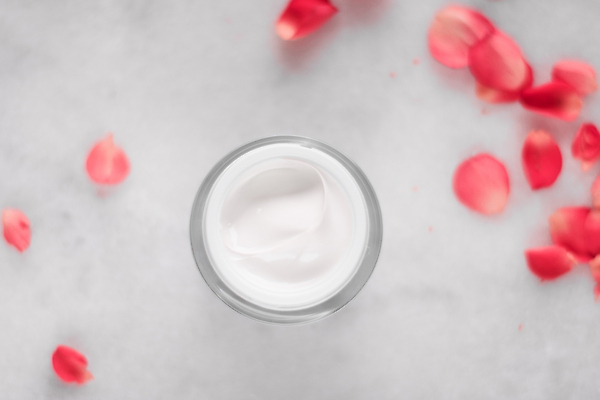 포토 JPG 해외이미지 꽃잎 사람없음 하이앵글 고급 피부관리 스킨케어 기초화장품 수분크림 해외202309 해외포토 꽃 뷰포인트 컨셉 뷰티 화장품 파일형식