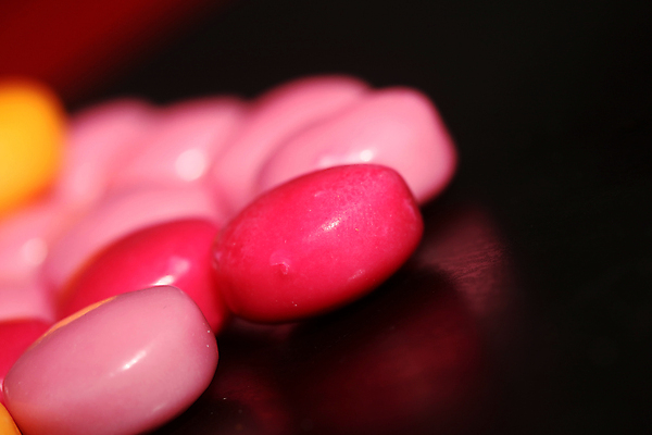 포토 JPG 해외이미지 분홍색 검은배경 근접촬영 사람없음 반사 주황색 혼합 껌 가득함 카피스페이스 해외포토 뷰포인트 컬러 백그라운드 검은색 공백 파일형식