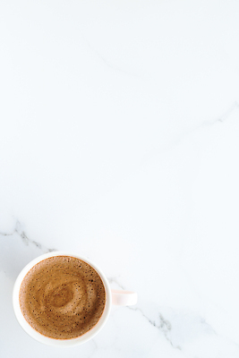 포토 JPG 해외이미지 커피 사람없음 흰색 분위기 커피잔 대리석 카피스페이스 해외202309 해외포토 음료 컬러 컨셉 재료 잔 공백 파일형식