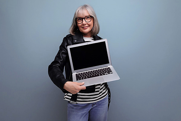 포토 JPG 해외이미지 템플릿 행복 할머니 중년 백그라운드 인터넷 비즈니스 주택 실내 한명 성인 노트북 컴퓨터 귀여움 스크린 계산 중앙 60대 면접 긍정 동영상 연금 옛날 목업 스타일 카피스페이스 해외202309 해외포토 1 여자 노년 감정 컨셉 사람 내부 건물 전자제품 공백 파일형식