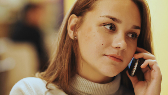 포토 JPG 해외이미지 라이프스타일 여자 행복 얼굴 커뮤니케이션 모바일 휴식 주택 세포 실내 말하기 대화 한명 20대 성인 10대 스마트폰 뷰티 검은색 외침 반지 전화기 개성 부름 히스패닉 소통 부족함 해외202309 해외포토 1 감정 컬러 컨셉 장신구 모션 청소년 사람 청년 내부 건물 생활 신체부위 핸드폰 스마트기기 소리 파일형식