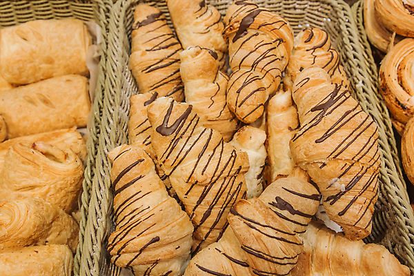 포토 JPG 해외이미지 전통 접시 커피 음료 음식 컬러 백그라운드 탁자 아침 디저트 건강 요리 사람없음 목재 갈색 케이크 초콜릿 식사 카페 빵집 껍질 흰색 신선 뜨거움 황금 달콤 맛 아침식사 굽기 먹기 크림 오브젝트 롤 버터 프랑스어 고립 번 페스츄리 핸드메이드 맛있는 해외202309 해외포토 주간 나무 문자 식기 빵 가구 컨셉 재료 모션 상점 구이 파일형식