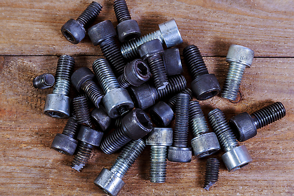 포토 JPG 해외이미지 산업 날씨 안전 사람없음 금속 검은색 손상 공구 나사 수리 위험 철 오브젝트 서비스 부식 볼트 문제 무거움 정비공 고체 깨짐 옛날 중고 철강 해외202309 해외포토 컬러 컨셉 재질 도구 기술자 무게 파일형식