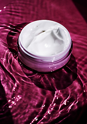 포토 JPG 해외이미지 물결 근접촬영 사람없음 물 고급 자주색 피부관리 스킨케어 기초화장품 수분크림 해외202309 해외포토 자연요소 뷰포인트 컬러 컨셉 뷰티 화장품 파일형식