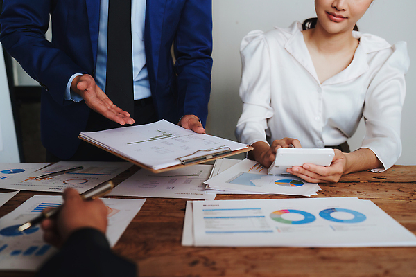 포토 JPG 해외이미지 직업 여자 남자 커피 상의 비즈니스 통신 노동자 관리 창조 한명 사람 금융 친구 노트북 컴퓨터 사무실 식당 계산기 네트워크 발표 그룹 작음 대표 토론 분석 동료 경영자 바쁨 커뮤니티 회계 점심식사 계좌 세금 자금 유대감 브레인스토밍 해외202309 해외포토 1 옷 음료 컨셉 돈 관계 문구용품 경제 전자제품 상점 식사 장비 크기 리더 파일형식