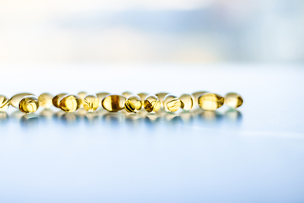 포토 JPG 해외이미지 사람없음 파란색 알약 노란색 건강관리 낟알 영양제 오메가 항생제 해외202309 해외포토 컬러 건강 관리 약 파일형식