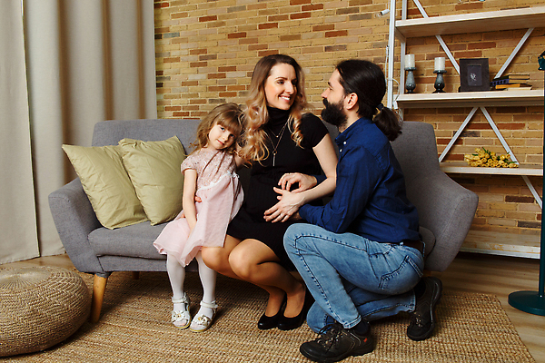 포토 JPG 해외이미지 백인 여자 남자 딸 행복 감정 어린이 가족 포옹 엄마 남편 주택 함께함 실내 3 사랑 사람 앉기 성인 내부 세명 부모 소파 뷰티 임산부 임신 아기 아내 아빠 해외202309 해외포토 서양인 컨셉 의자 관계 안기 모션 건물 파일형식