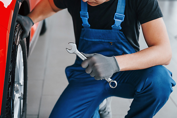 포토 JPG 해외이미지 남자 자동차 한명 들기 상반신 성인 앞모습 기계 스패너 작업 기술자 수리 무릎꿇기 고장 열정 정비공 교체 자동차정비 정비소 성인남자한명만 해외202309 해외포토 직업 1 감정 육상교통 뷰포인트 모션 사람 공구 남자한명만 성인남자만 파일형식