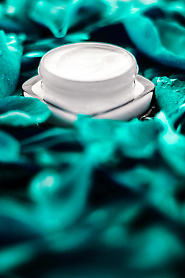 포토 JPG 해외이미지 꽃잎 근접촬영 사람없음 고급 피부관리 스킨케어 기초화장품 수분크림 민트색배경 해외202309 해외포토 꽃 뷰포인트 백그라운드 컨셉 뷰티 화장품 민트색 파일형식