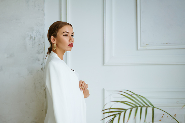 포토 JPG 해외이미지 백인 모델 긴머리 헤어스타일 옷 여자 얼굴 벽 포즈 백그라운드 거실 실내 한명 서기 사람 성인 내부 장식 가로 금발 햇빛 뷰티 갈색 유행 귀여움 귀걸이 재킷 흰색 황금 우아함 큼 입술 싱글 스타일 세련 해외202309 해외포토 서양인 1 컬러 컨셉 장신구 모션 신체부위 태양 외투 크기 파일형식