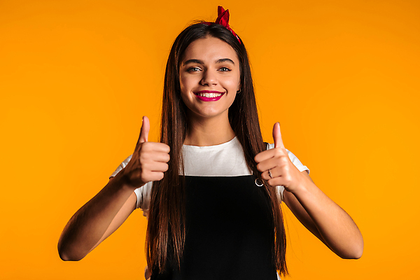 포토 JPG 해외이미지 모델 라이프스타일 손 응시 여자 행복 백그라운드 비즈니스 손가락 청소년 성공 갈색머리 한명 사람 손짓 성인 가로 뷰티 유행 엄지손가락 비즈니스우먼 심볼 사인 긍정 보여주기 고립 카피스페이스 해외202309 해외포토 1 헤어스타일 시선 감정 컨셉 모션 생활 신체부위 공백 직장인 파일형식